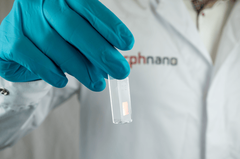 PHOS_20181221_nanocuvette_being_held_small